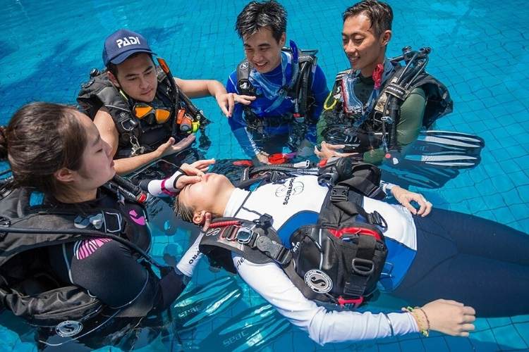PADI Rescue Diver learning surface rescue