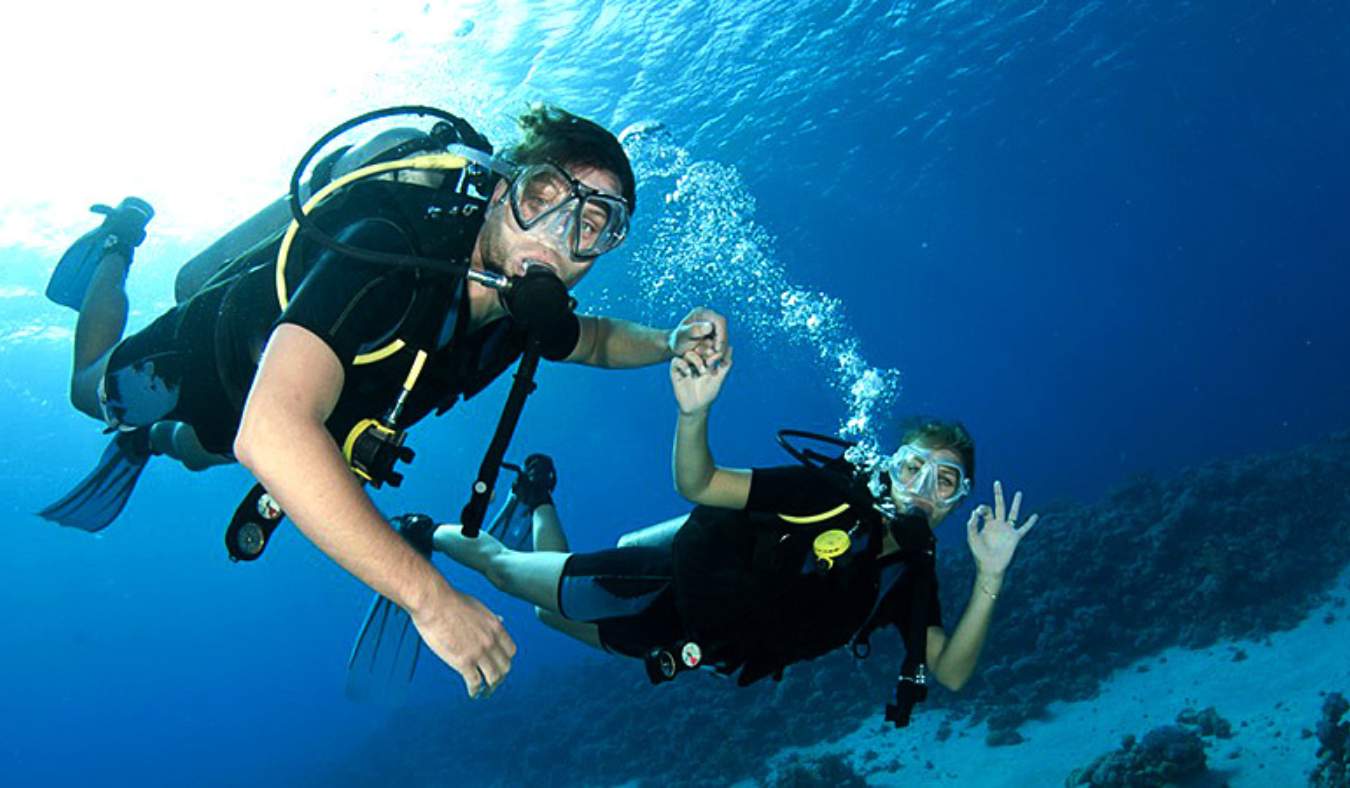 Diving is Social scuba diving with friends