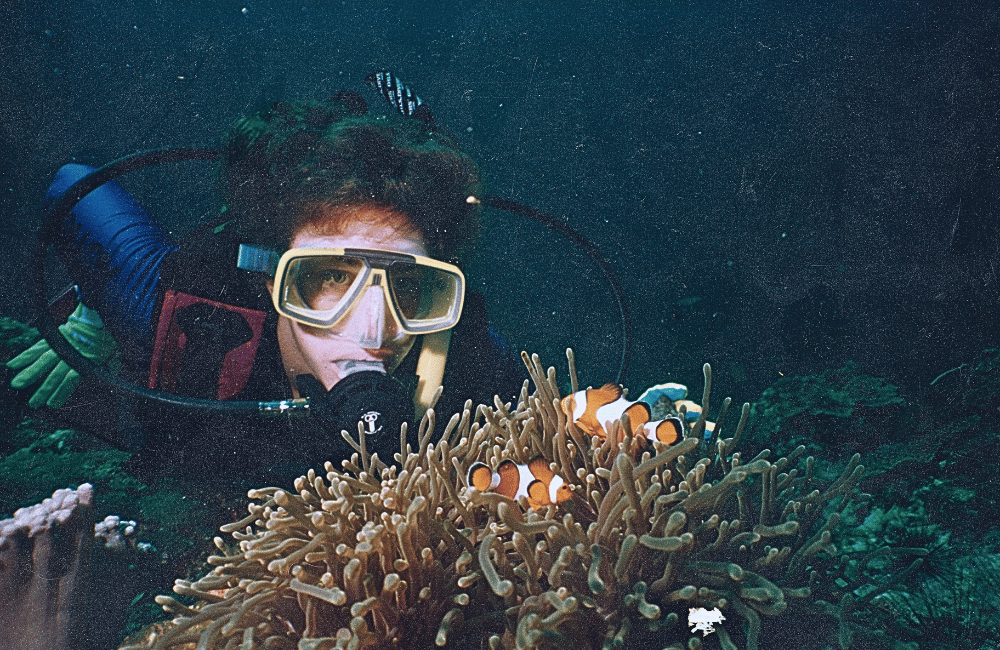 Joanne Smith Thailand 1992 Joanne diving with clown fish
