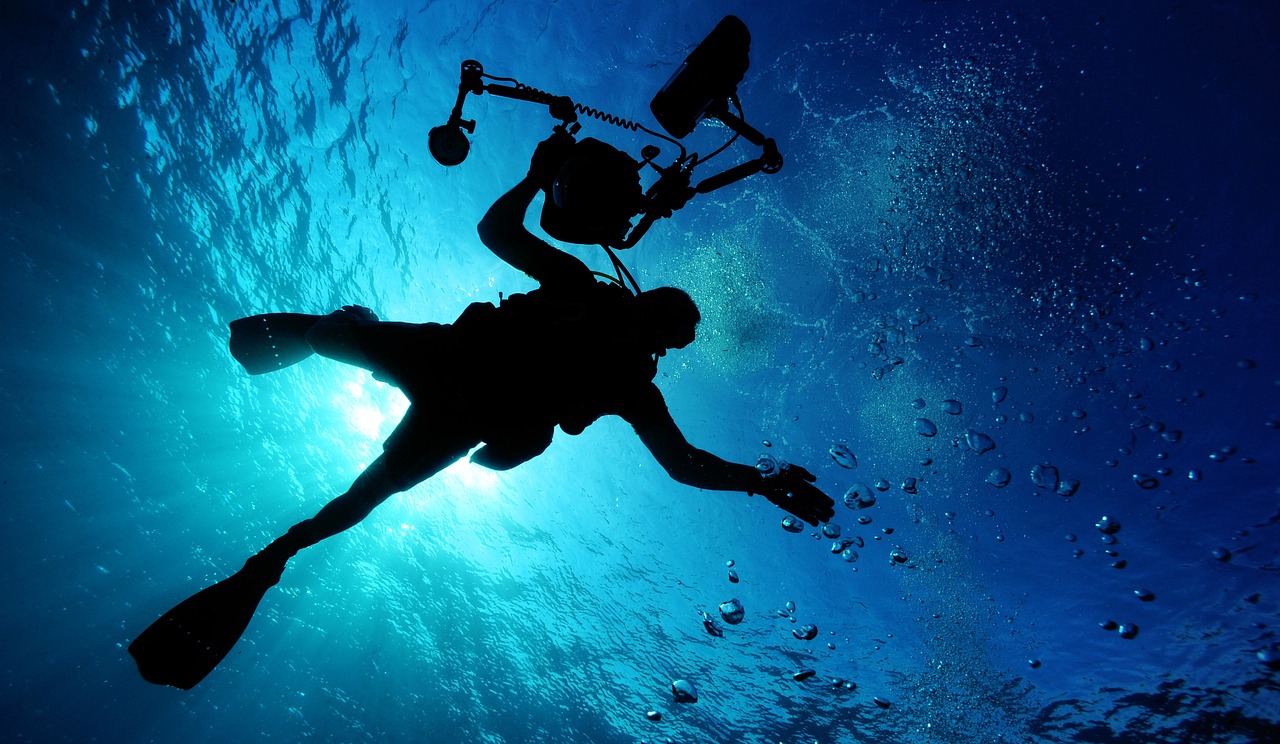 scuba-diving-79606_1280 scuba diver with camera