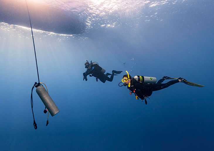 Boat hanging tank for safety stop